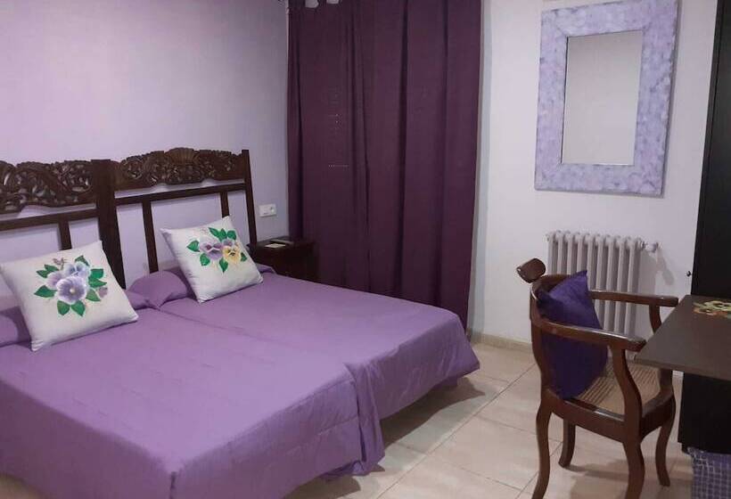 هتل Hostal Can Massot