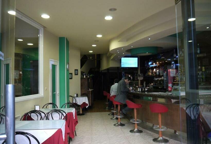 هتل Hostal Casais