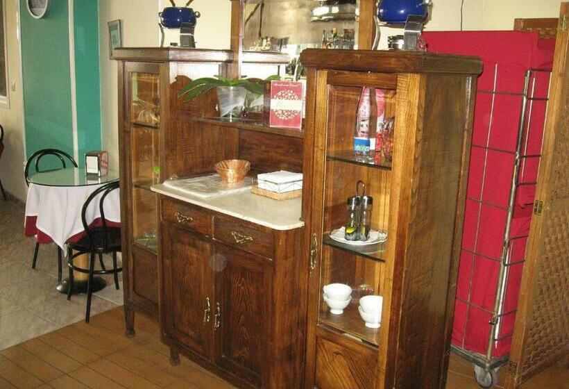 هتل Hostal Casais