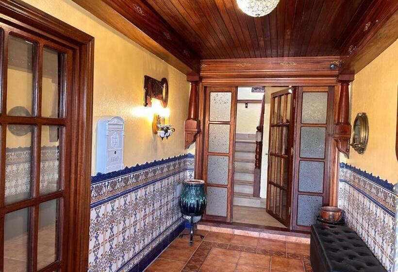 هتل Hostal El Carro