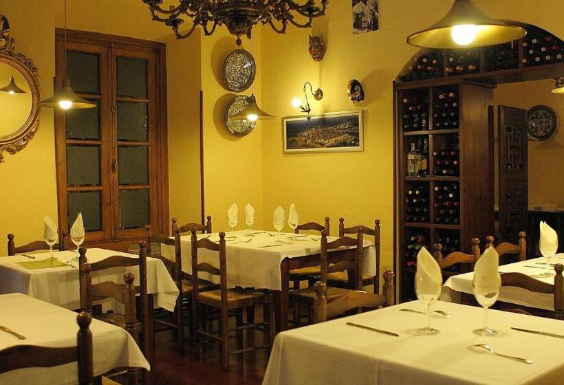 هتل Hostal Esmeralda