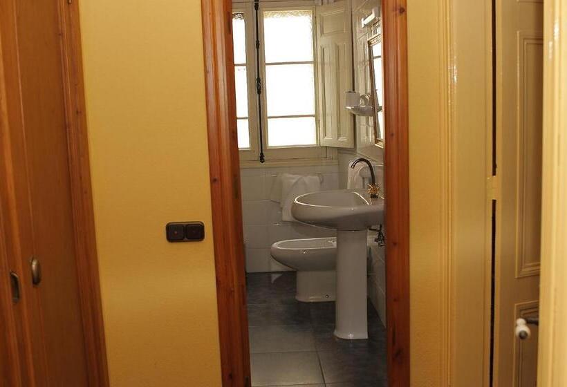 هتل Hostal Esmeralda