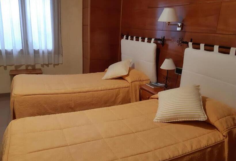 هتل Hostal La Placeta