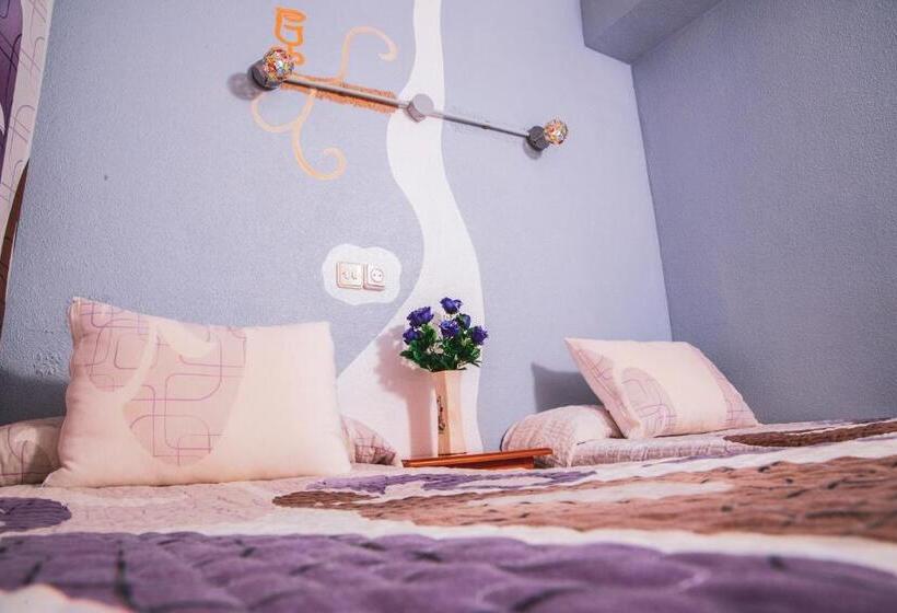 هتل Hostal La Rosa