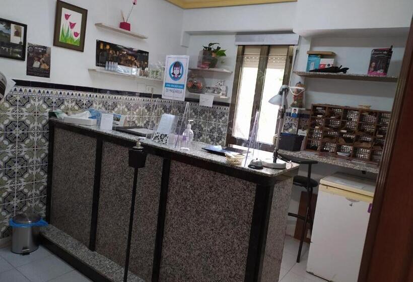 هتل Hostal La Rosa