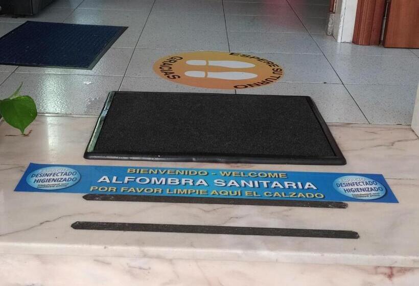 هتل Hostal La Rosa