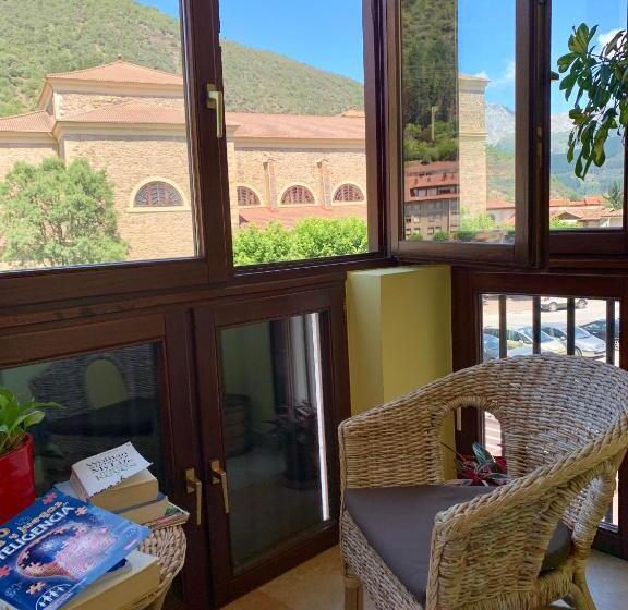 هتل Hostal La Serna