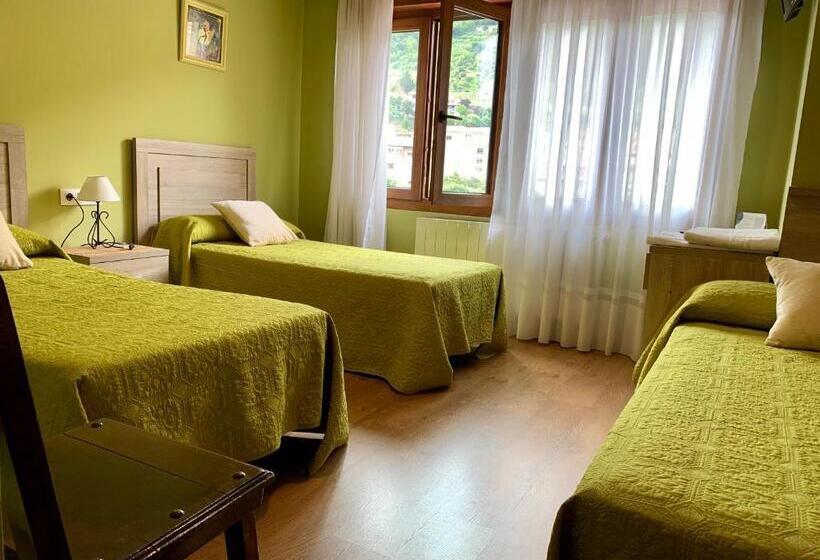 هتل Hostal La Serna