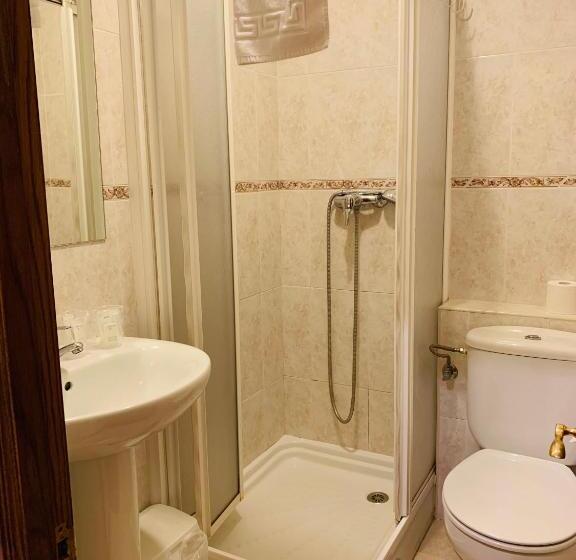 هتل Hostal La Serna