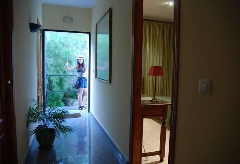 ホテル Hostal León