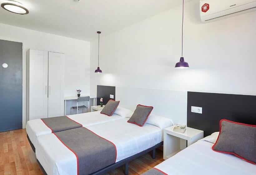 هتل Hostal Mas Ferrer