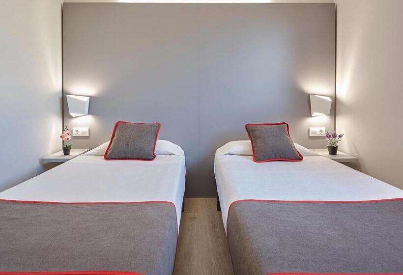 هتل Hostal Mas Ferrer