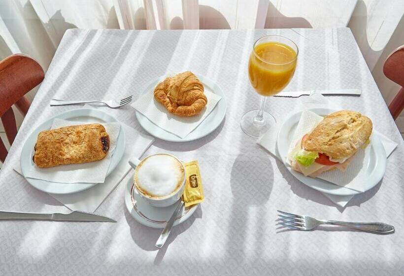 هتل Hostal Mas Ferrer