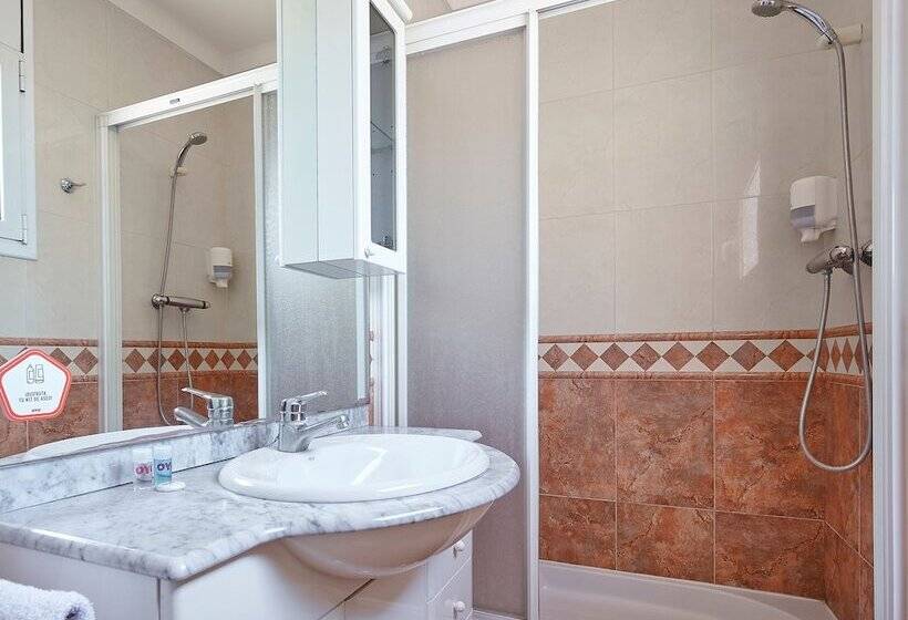 هتل Hostal Mas Ferrer