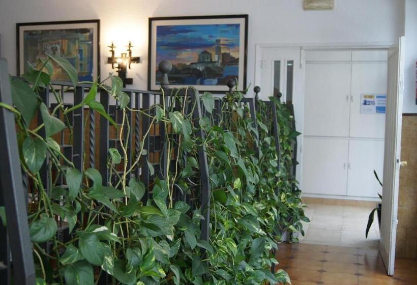 هتل Hostal Sanmar