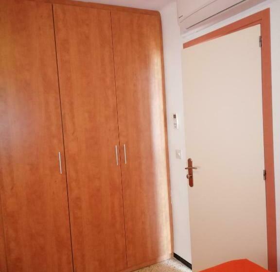 هتل Hostal Santa Clara
