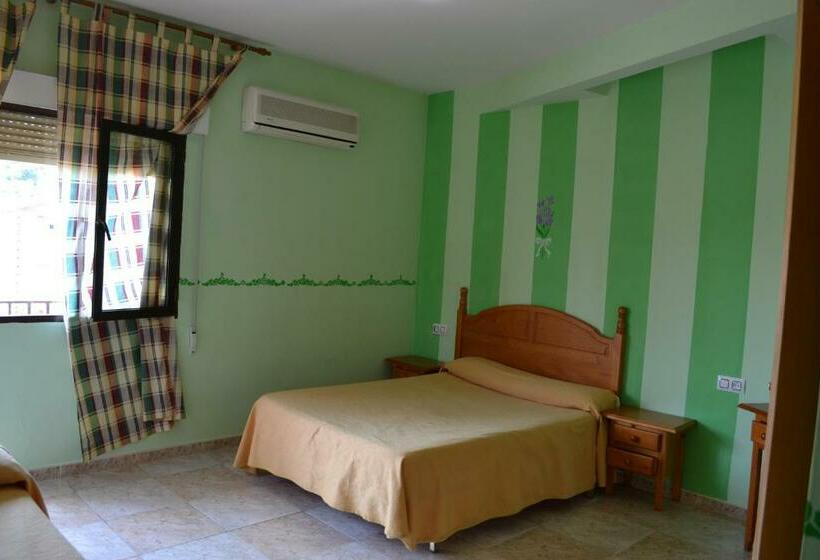 فندق Hostal Vadillo