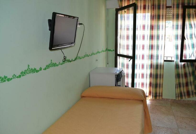 فندق Hostal Vadillo