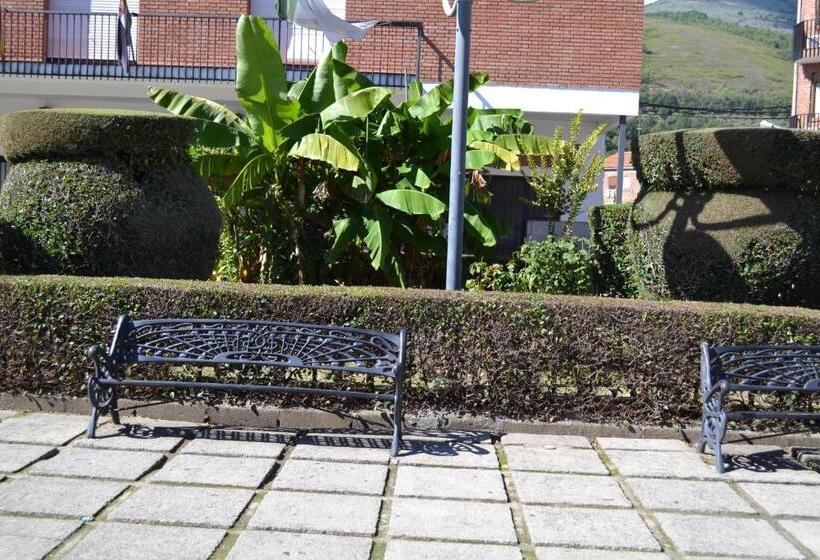 فندق Hostal Vadillo