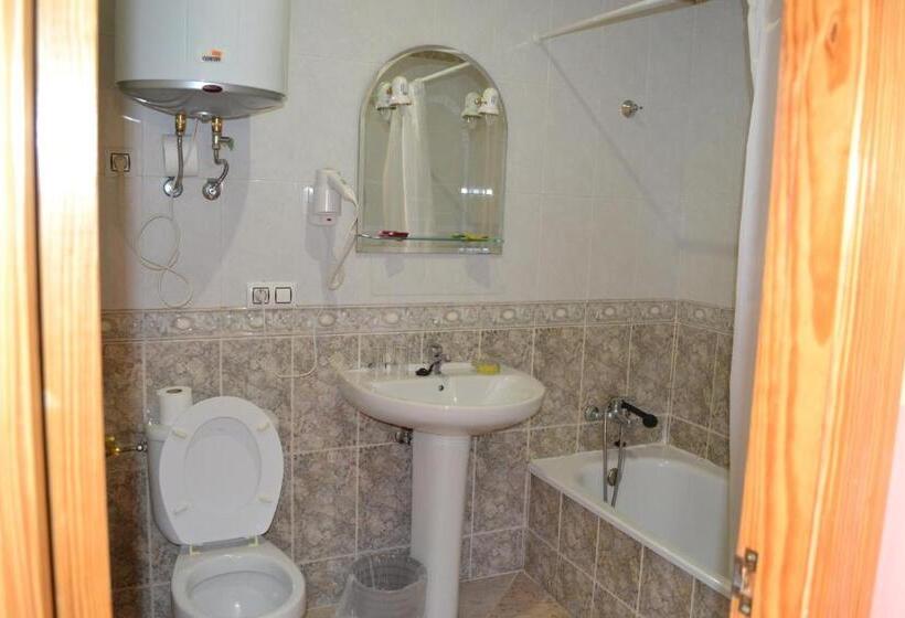 فندق Hostal Vadillo