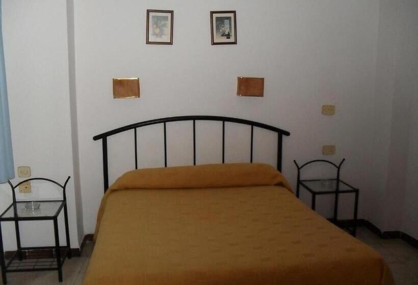 ホテル Pensión Versalles