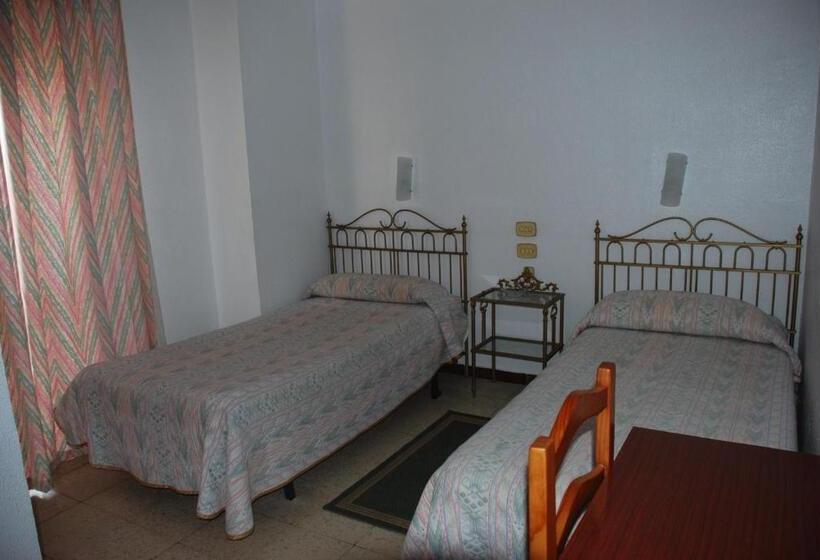 ホテル Pensión Versalles