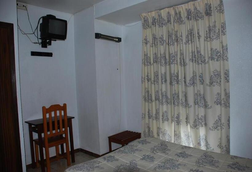 ホテル Pensión Versalles