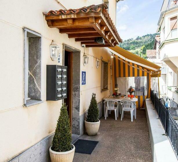 هتل Pensión Zumardi