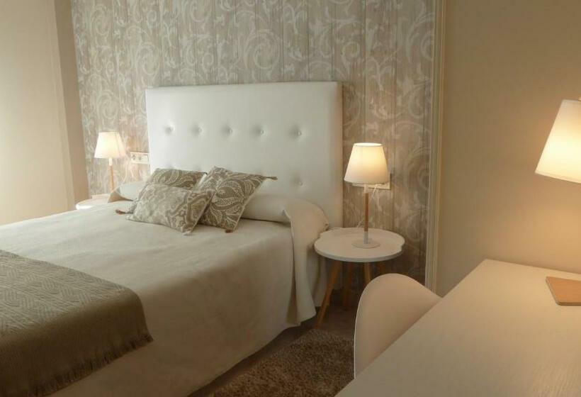 هتل Pensión Zumardi