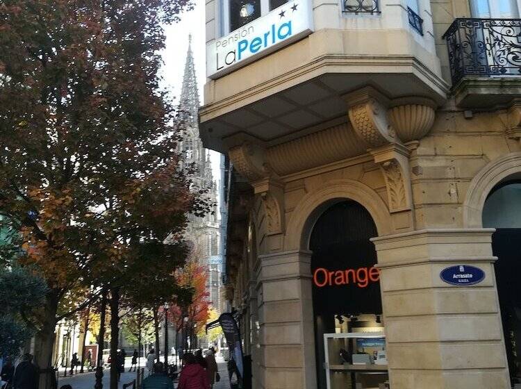 هتل Pension La Perla