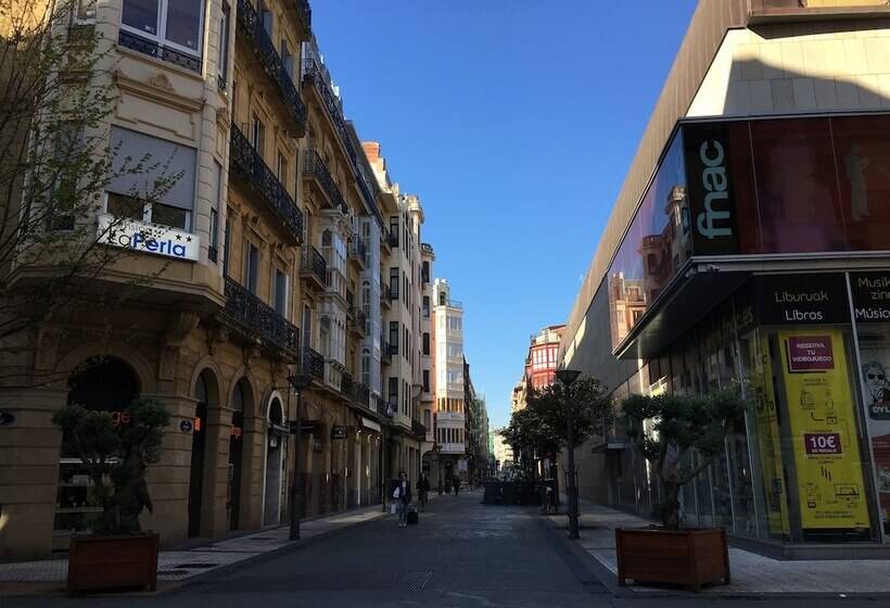 هتل Pension La Perla