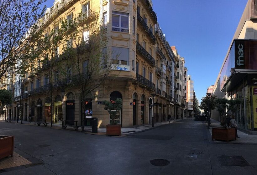 هتل Pension La Perla