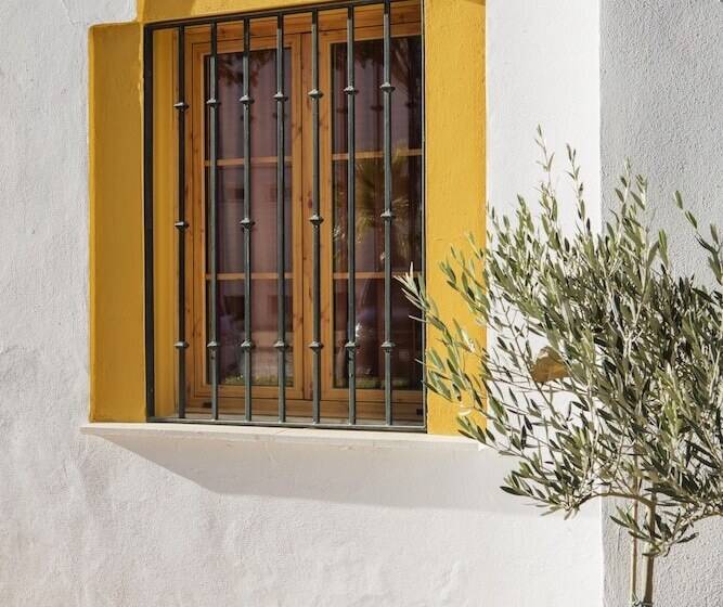 فندق ريفى Tugasa El Almendral