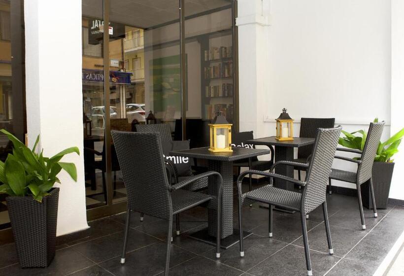 هاستل Hostal Tierramar