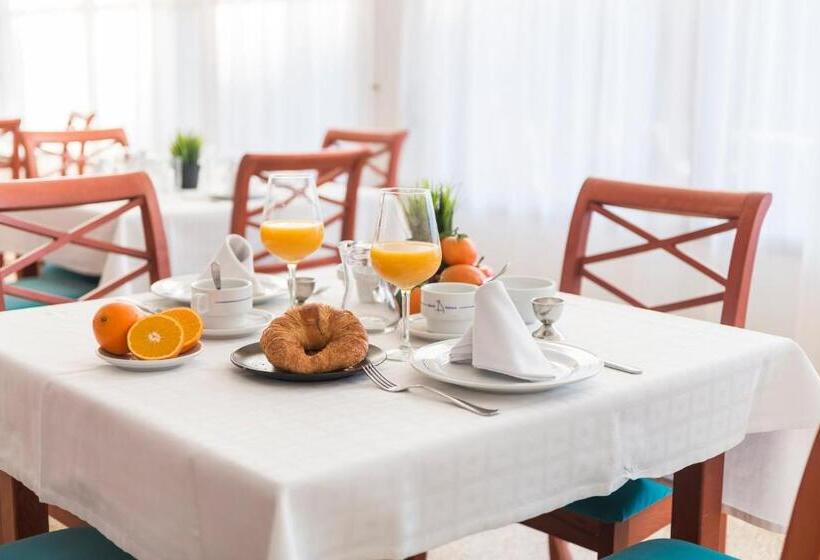 مسافرخانه Santanyi Port