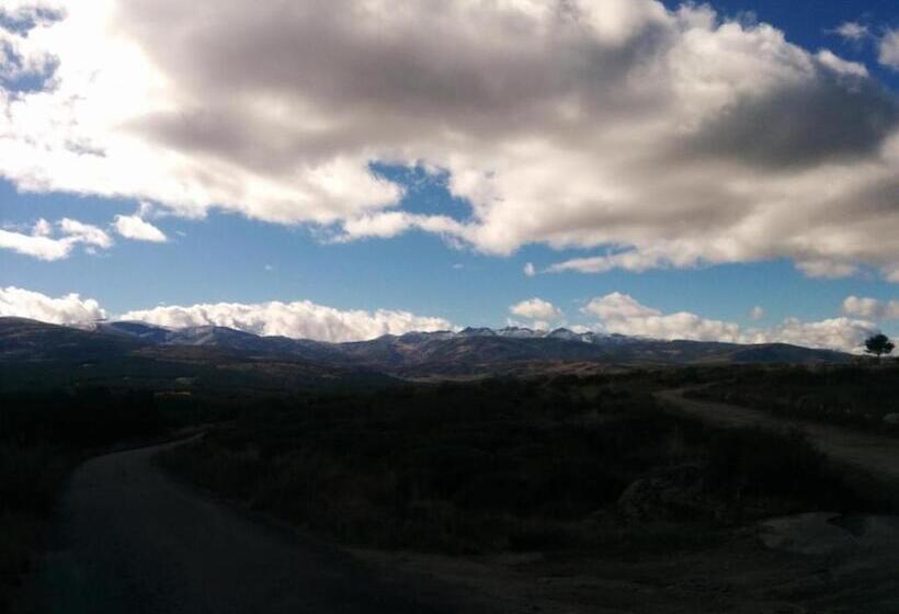 Отель Hostal Refugio De Gredos