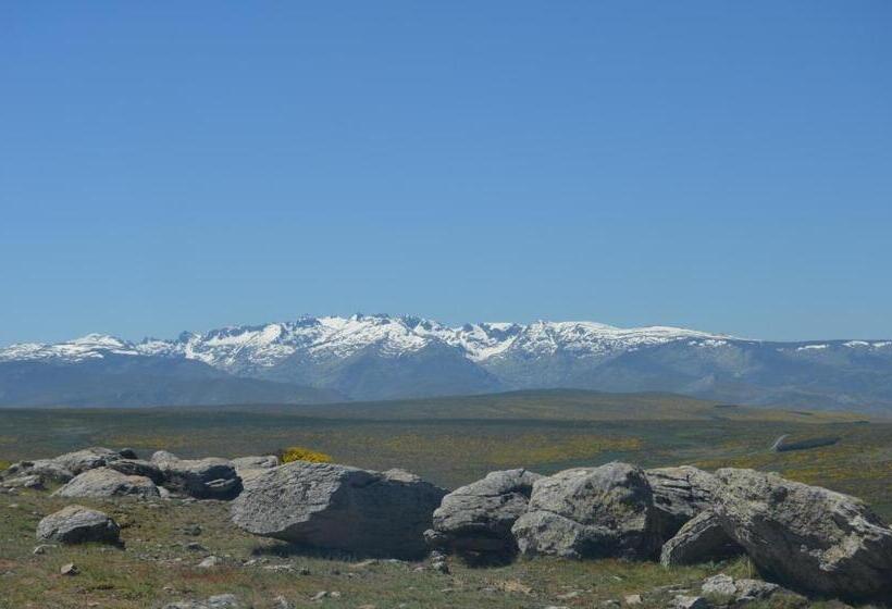 Отель Hostal Refugio De Gredos