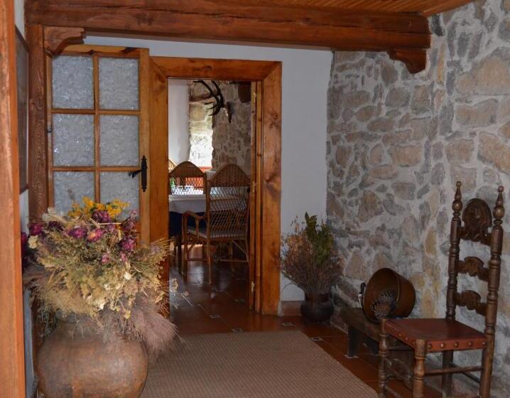 Отель Hostal Refugio De Gredos
