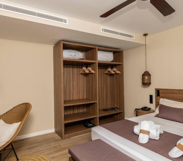 호텔 Eques Petit Resort