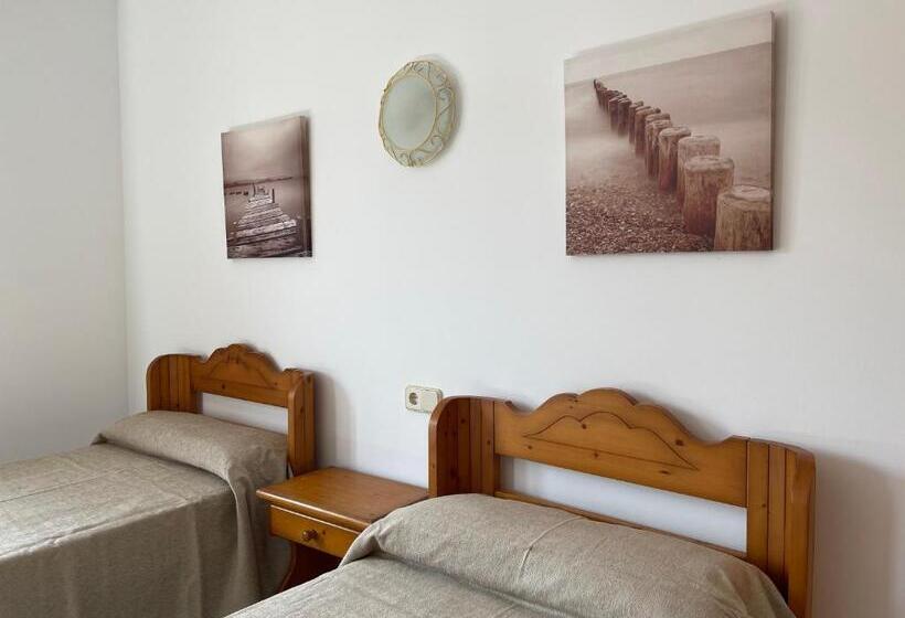 هتل Hostal Can Gallu