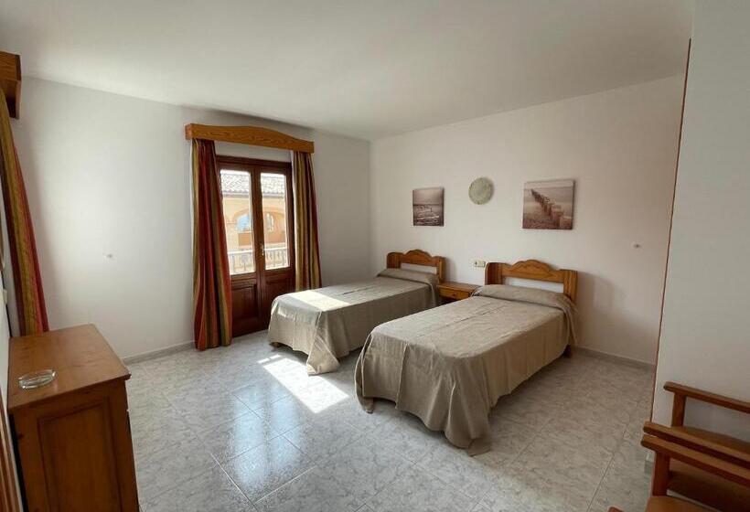 هتل Hostal Can Gallu