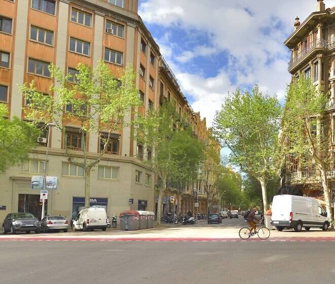 Отель Hostal Girona