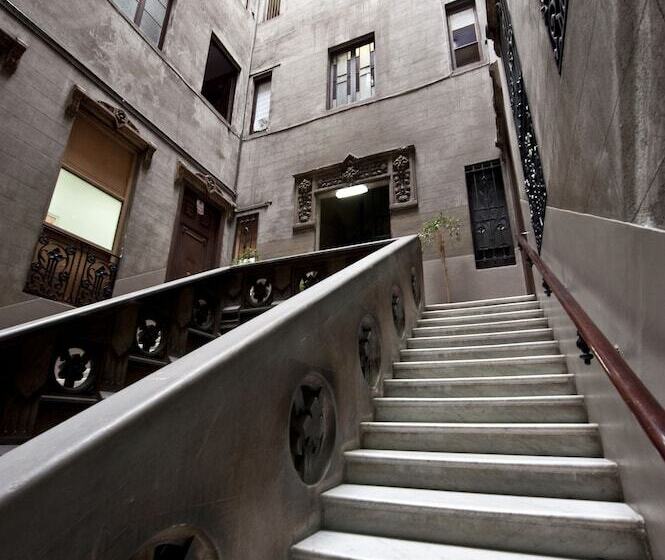 Отель Hostal Girona