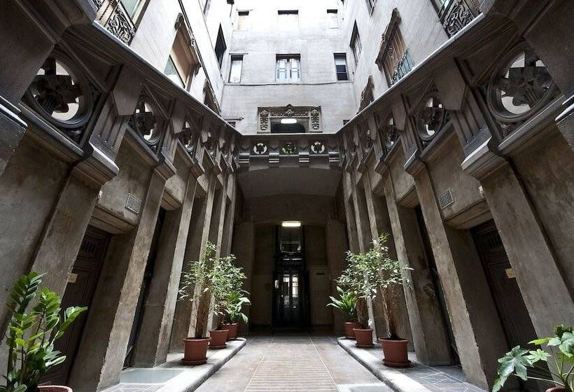 Отель Hostal Girona