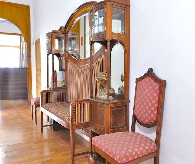 Отель Hostal Girona