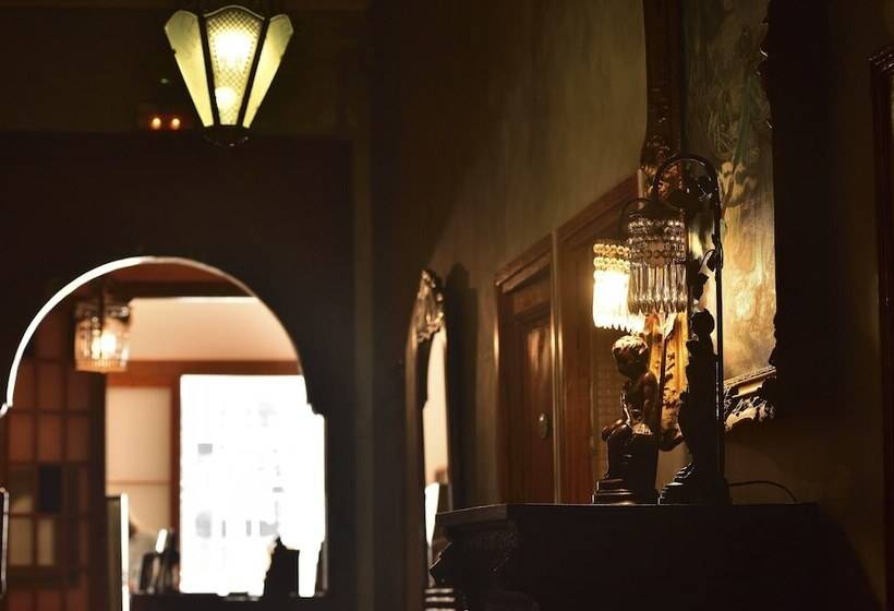 Отель Hostal Girona