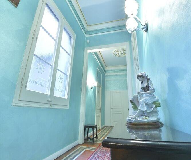 Отель Hostal Girona