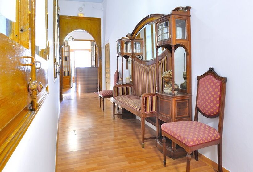 Отель Hostal Girona