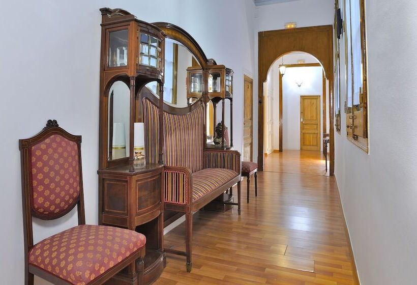 Отель Hostal Girona