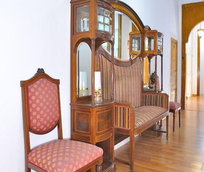 Отель Hostal Girona